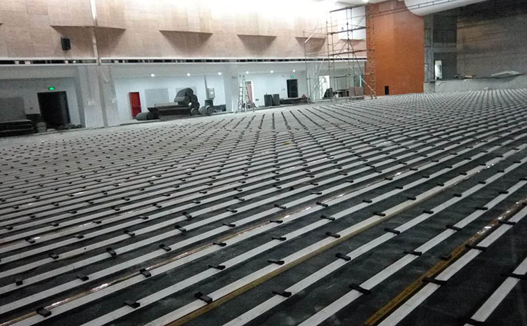 ?？跅鳂迥倔w育木地板施工方案