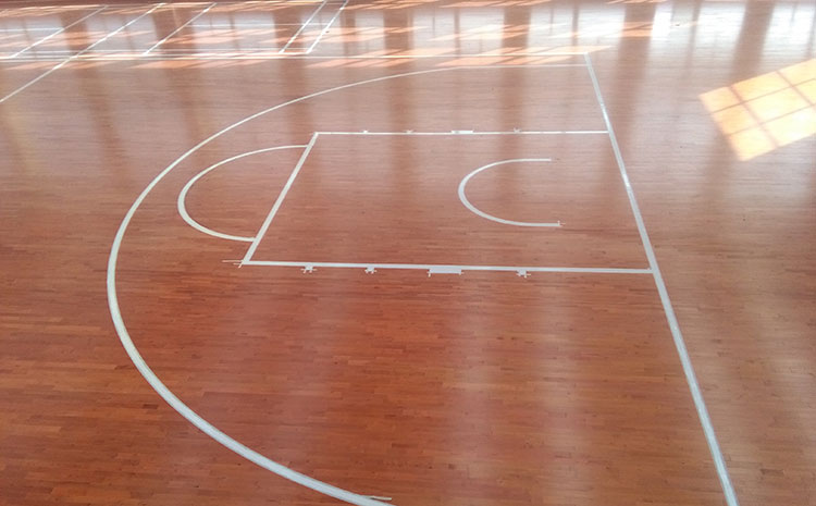 20厚NBA籃球場(chǎng)木地板怎么翻新