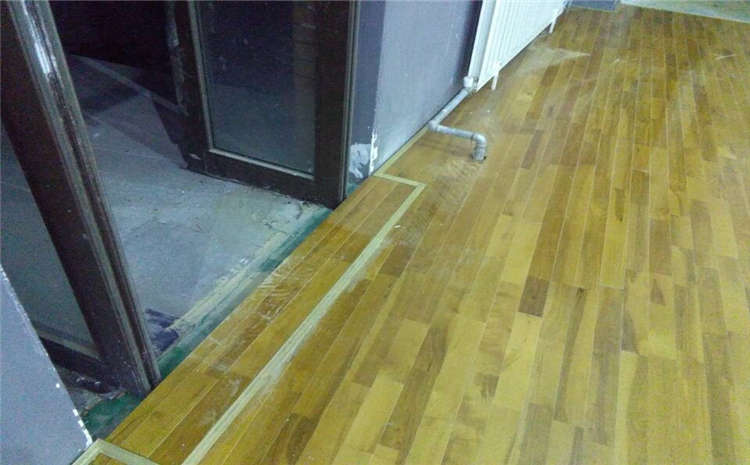 ?？跅鳂迥倔w育場地板品牌**